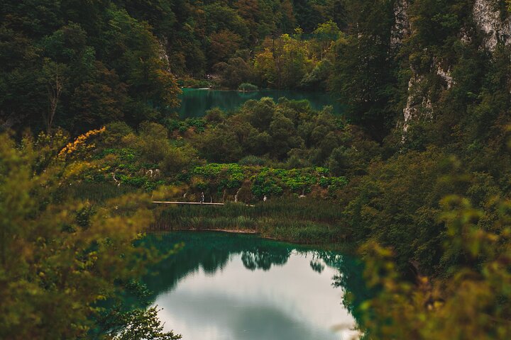 Une vue imprenable des lacs turquoise et des cascades du Parc National des Lacs de Plitvice, en Croatie, photo 14 | wizardtrip