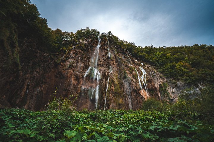 Une vue imprenable des lacs turquoise et des cascades du Parc National des Lacs de Plitvice, en Croatie, photo 16 | wizardtrip