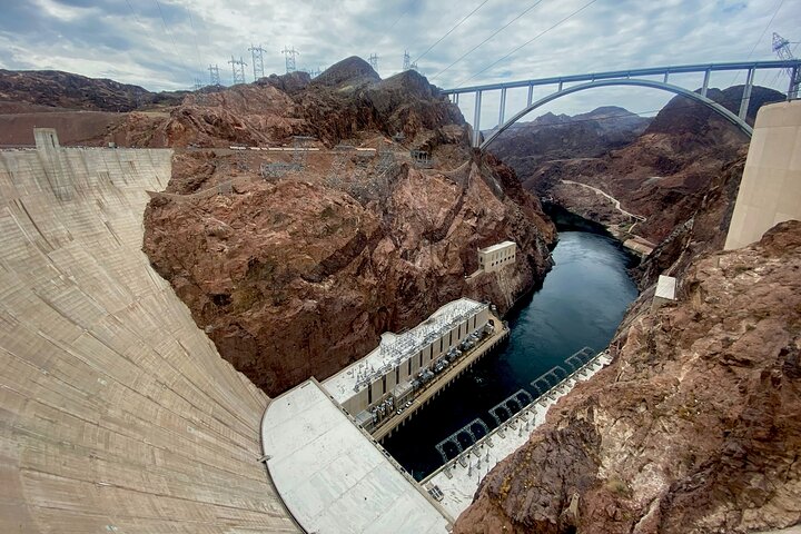 Passeio em grupo pequeno pela Barragem Hoover saindo de Las Vegas, mostrando vistas da ponte, do topo e da usina, foto 8 | wizardtrip