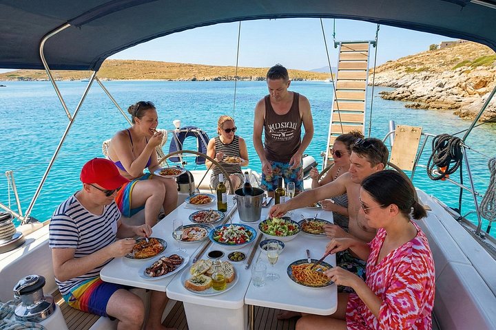 Seiltur med seilbåt fra Mykonos til Rhenia og Delos, med svømming, snorkling og historiske turer, foto 9 | wizardtrip
