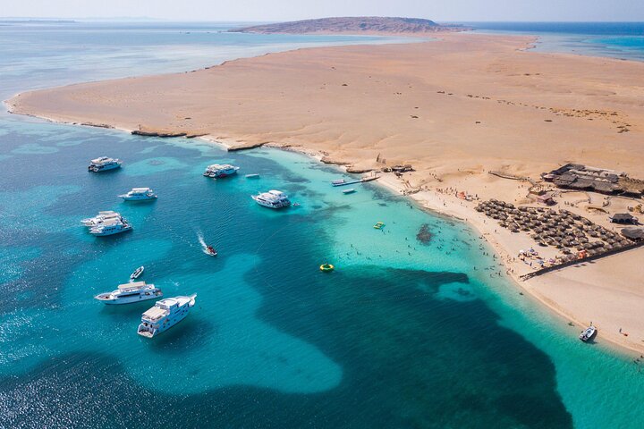 Disfruta de un lujoso crucero en yate a la Isla Orange Bay desde Hurghada, con snorkel, almuerzo y relax en la playa, foto 6 | wizardtrip