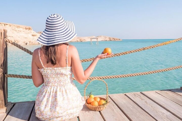Disfruta de un lujoso crucero en yate a la Isla Orange Bay desde Hurghada, con snorkel, almuerzo y relax en la playa, foto 8 | wizardtrip