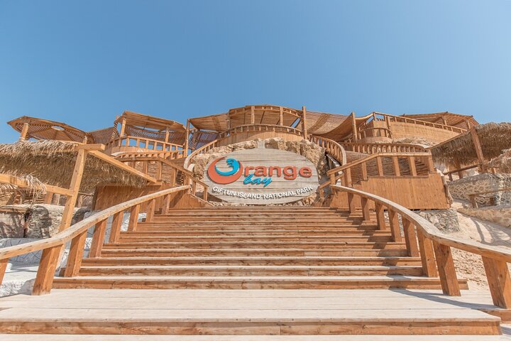 Disfruta de un lujoso crucero en yate a la Isla Orange Bay desde Hurghada, con snorkel, almuerzo y relax en la playa, foto 9 | wizardtrip