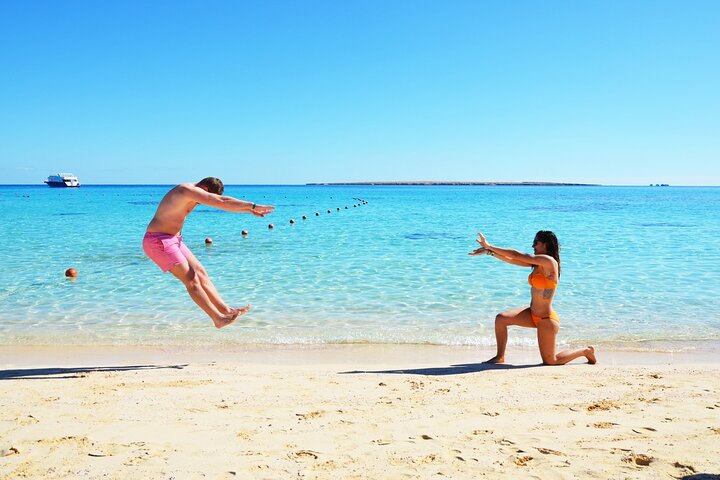 Disfruta de un lujoso crucero en yate a la Isla Orange Bay desde Hurghada, con snorkel, almuerzo y relax en la playa, foto 11 | wizardtrip