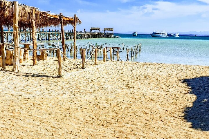 Disfruta de un lujoso crucero en yate a la Isla Orange Bay desde Hurghada, con snorkel, almuerzo y relax en la playa, foto 28 | wizardtrip