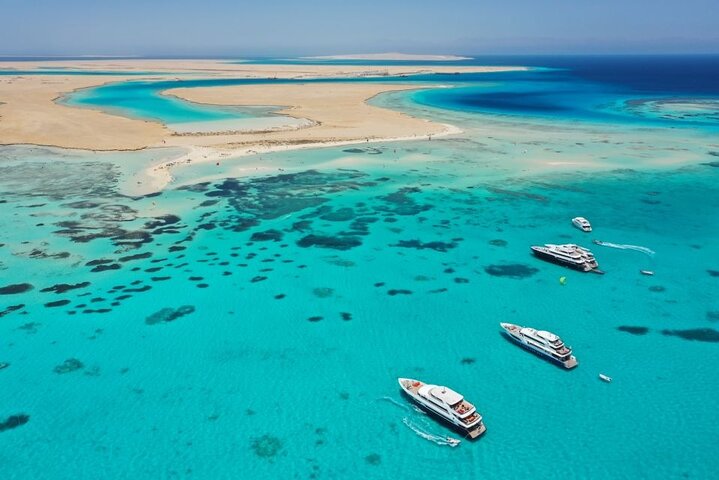 Disfruta de un lujoso crucero en yate a la Isla Orange Bay desde Hurghada, con snorkel, almuerzo y relax en la playa, foto 29 | wizardtrip