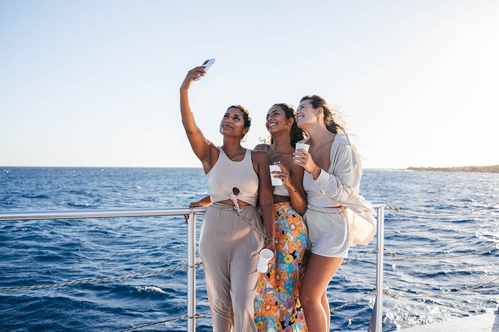 Nyd et solnedgangscruise på Curaçao med drikkevarer og snacks, sejl forbi Willemstad, foto 4 | wizardtrip