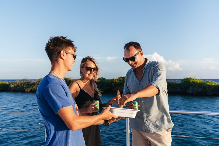 Nyd et solnedgangscruise på Curaçao med drikkevarer og snacks, sejl forbi Willemstad, foto 7 | wizardtrip