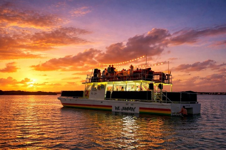Nyd et solnedgangscruise på Curaçao med drikkevarer og snacks, sejl forbi Willemstad, foto 8 | wizardtrip
