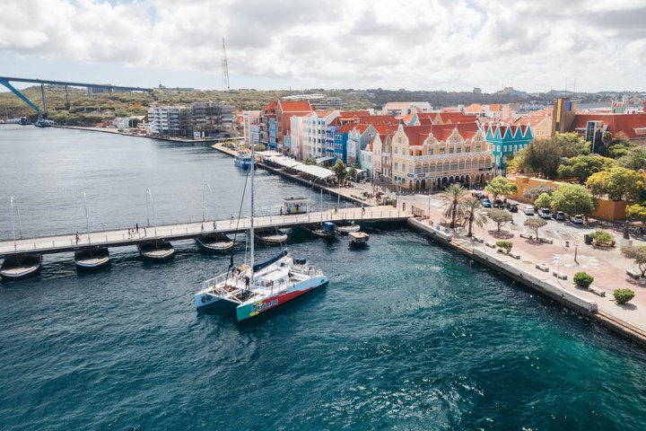 Nyd et solnedgangscruise på Curaçao med drikkevarer og snacks, sejl forbi Willemstad, foto 10 | wizardtrip