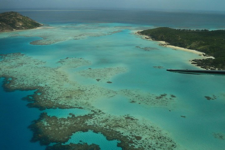 Scenic flight over Whitsunday Islands and Great Barrier Reef, Australia, photo 6 | wizardtrip