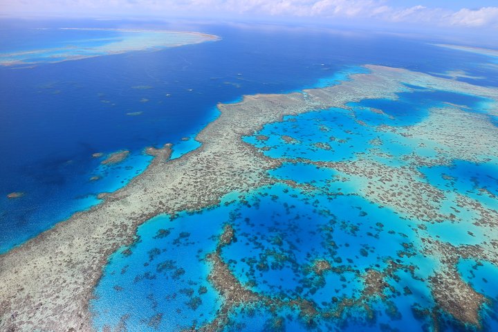Scenic flight over Whitsunday Islands and Great Barrier Reef, Australia, photo 7 | wizardtrip