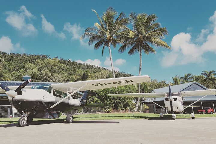 Scenic flight over Whitsunday Islands and Great Barrier Reef, Australia, photo 9 | wizardtrip
