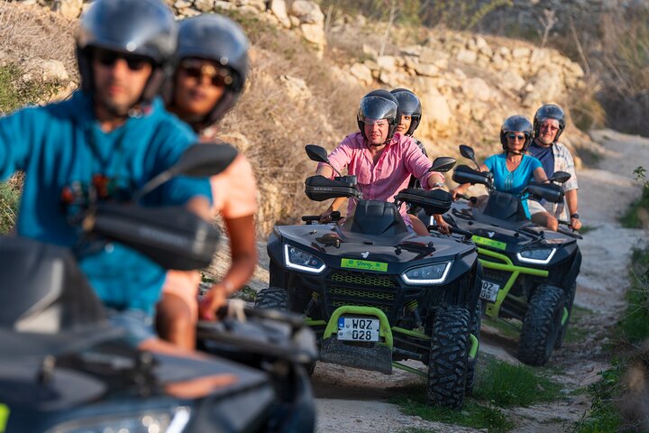 ゴゾ島のクワッドバイクアドベンチャー、海岸線のトレイル、ブルーラグーン、コミノ島の洞窟を探検、写真7 | wizardtrip