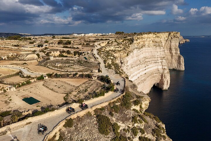 ゴゾ島のクワッドバイクアドベンチャー、海岸線のトレイル、ブルーラグーン、コミノ島の洞窟を探検、写真9 | wizardtrip