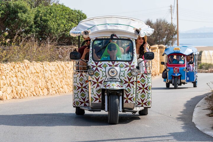 Excursion d'une journée en Tuk-Tuk tout compris avec chauffeur à Gozo - Blue Lagoon | wizardtrip