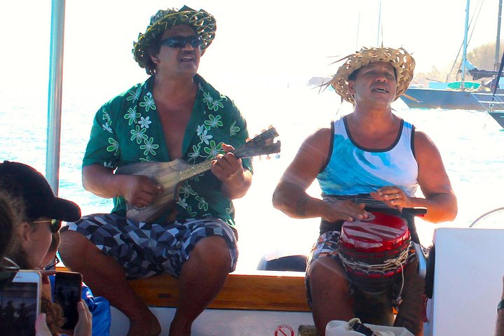 Profitez d'une excursion partagée dans le lagon de Moorea avec snorkeling, nage avec des requins et des raies, et déjeuner sur un motu, photo 10 | wizardtrip