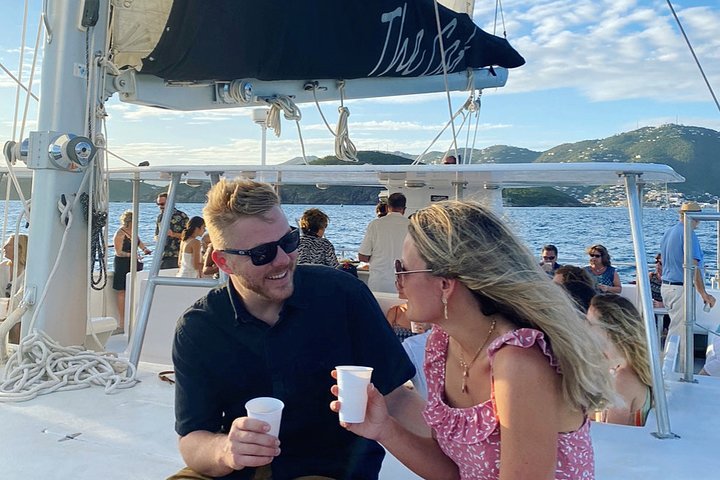 Njut av en naturskön solnedgångskryssning med katamaran, drinkar och snacks i Charlotte Amalie Harbor, St. Thomas, foto 11 | wizardtrip