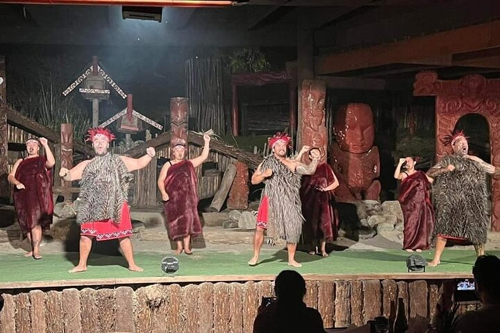 Opplev Rotoruas Mitai Māori Village med kulturelle forestillinger, Hangi-fest og lyssvermer, foto 9 | wizardtrip