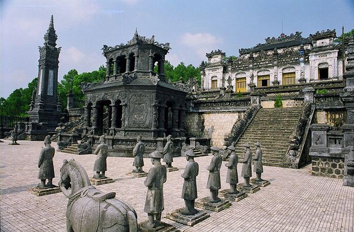 Hue's Top Attractions by Car with Informative ES Driver | wizardtrip