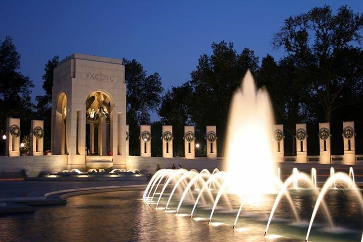 Passeio noturno pelos monumentos do National Mall de Washington DC, incluindo a Casa Branca e o Capitólio, foto 19 | wizardtrip