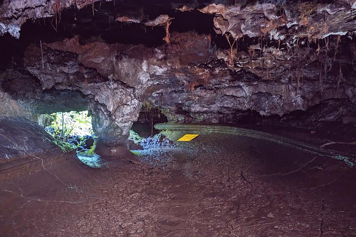 Passeio guiado dentro de um túnel de lava vulcânica na Ilha da Reunião, explorando formações geológicas únicas, foto 3 | wizardtrip