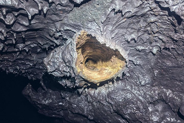 Passeio guiado dentro de um túnel de lava vulcânica na Ilha da Reunião, explorando formações geológicas únicas, foto 4 | wizardtrip
