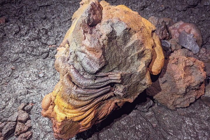 Passeio guiado dentro de um túnel de lava vulcânica na Ilha da Reunião, explorando formações geológicas únicas, foto 7 | wizardtrip