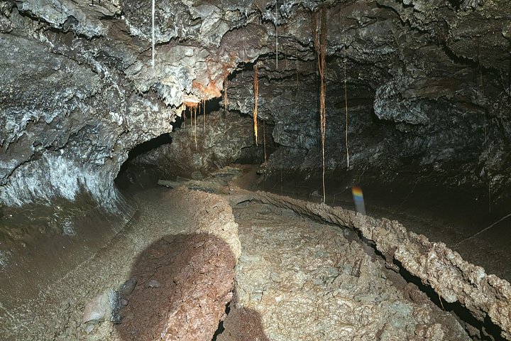 Passeio guiado dentro de um túnel de lava vulcânica na Ilha da Reunião, explorando formações geológicas únicas, foto 9 | wizardtrip