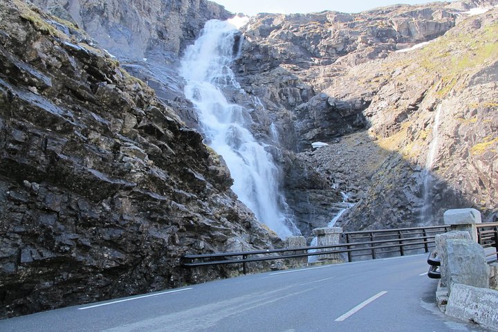 Schilderachtige rit door Trollstigen, Noorwegen, met dramatische landschappen en uitzichtpunten, foto 10 | wizardtrip