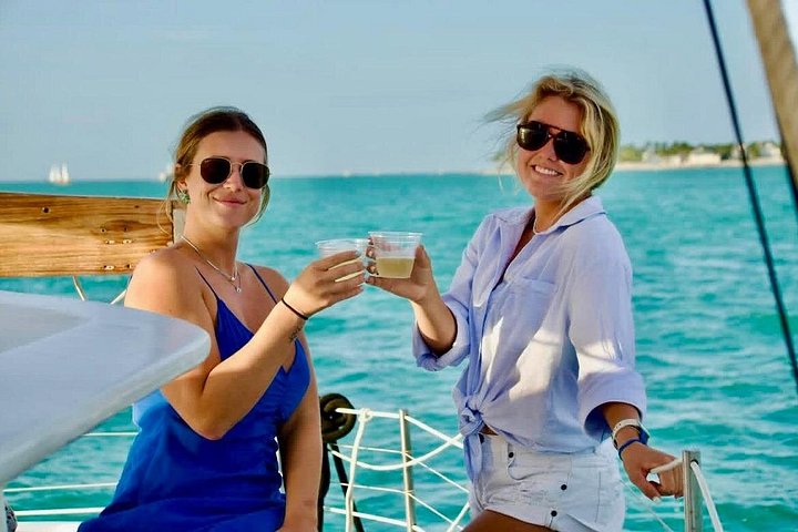 Desfrute de um passeio panorâmico ao pôr do sol em Key West com vinho e aperitivos num veleiro histórico, foto 7 | wizardtrip