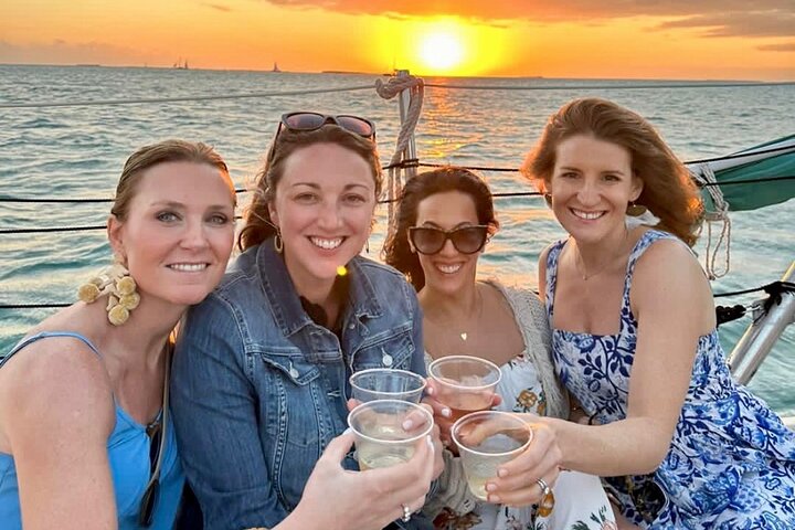Desfrute de um passeio panorâmico ao pôr do sol em Key West com vinho e aperitivos num veleiro histórico, foto 9 | wizardtrip