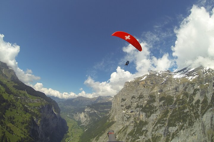 Volo in parapendio biposto sopra la Valle di Lauterbrunnen in Svizzera, foto 6 | wizardtrip