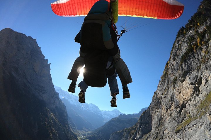 Volo in parapendio biposto sopra la Valle di Lauterbrunnen in Svizzera, foto 9 | wizardtrip