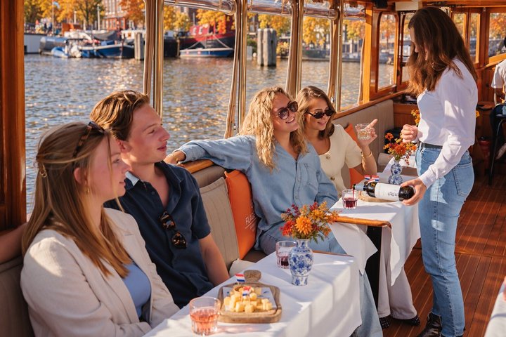 Klassische Saloon-Bootstour auf Amsterdams historischen Grachten, vorbei an Sehenswürdigkeiten und mit Getränken und Käse, Foto 7 | wizardtrip