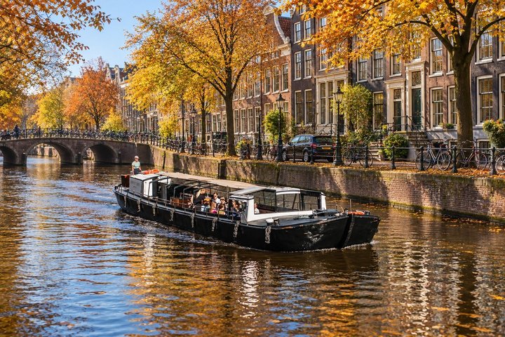 Klassische Saloon-Bootstour auf Amsterdams historischen Grachten, vorbei an Sehenswürdigkeiten und mit Getränken und Käse, Foto 8 | wizardtrip