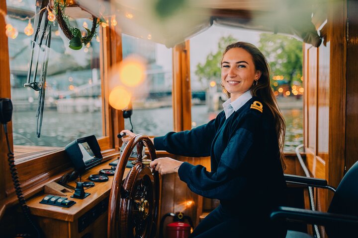 Klassische Saloon-Bootstour auf Amsterdams historischen Grachten, vorbei an Sehenswürdigkeiten und mit Getränken und Käse, Foto 9 | wizardtrip
