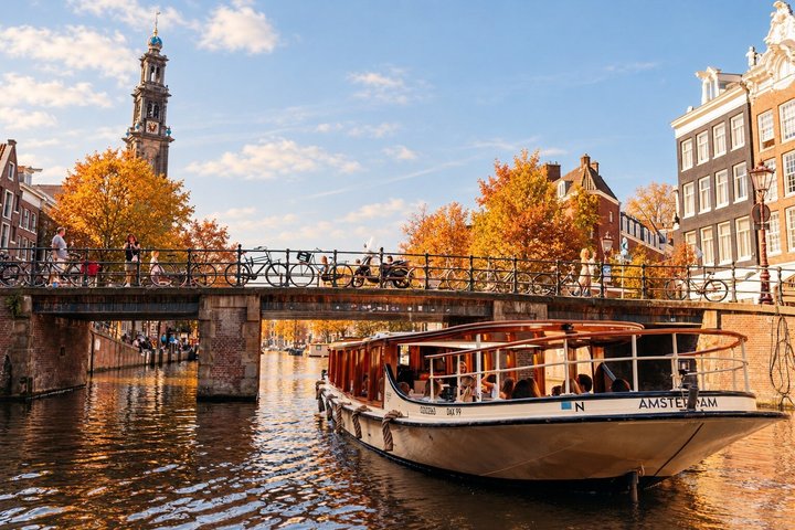 Klassische Saloon-Bootstour auf Amsterdams historischen Grachten, vorbei an Sehenswürdigkeiten und mit Getränken und Käse, Foto 10 | wizardtrip