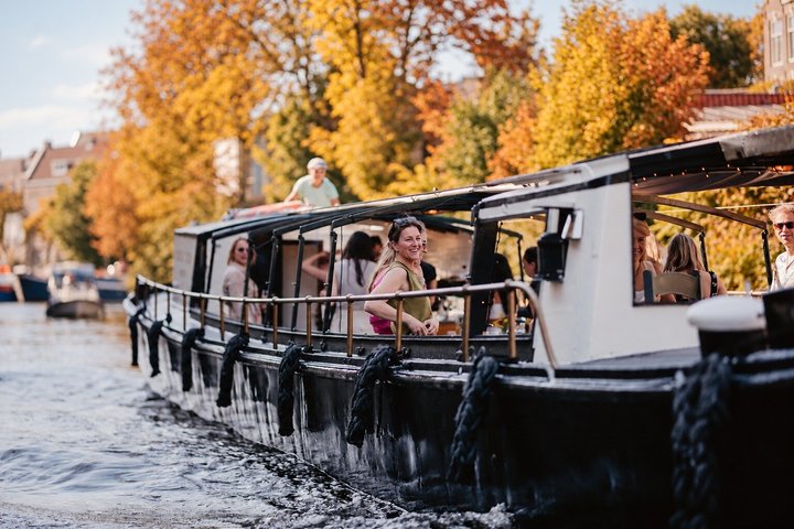 Klassische Saloon-Bootstour auf Amsterdams historischen Grachten, vorbei an Sehenswürdigkeiten und mit Getränken und Käse, Foto 11 | wizardtrip