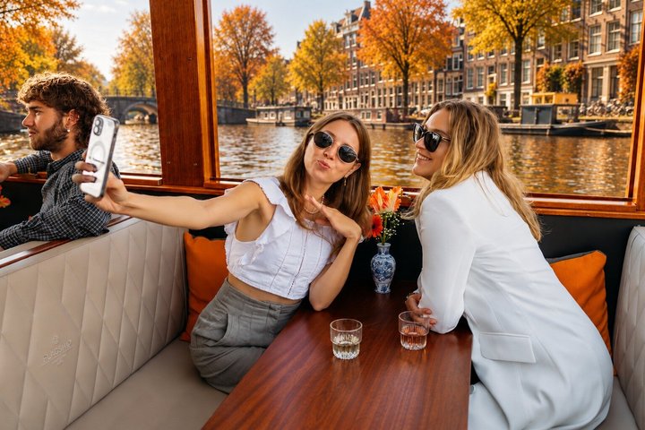 Klassische Saloon-Bootstour auf Amsterdams historischen Grachten, vorbei an Sehenswürdigkeiten und mit Getränken und Käse, Foto 12 | wizardtrip