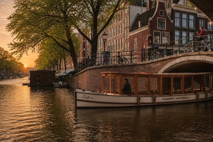 Kvällskryssning på Amsterdams kanaler med upplysta broar och landmärken, foto 8 | wizardtrip