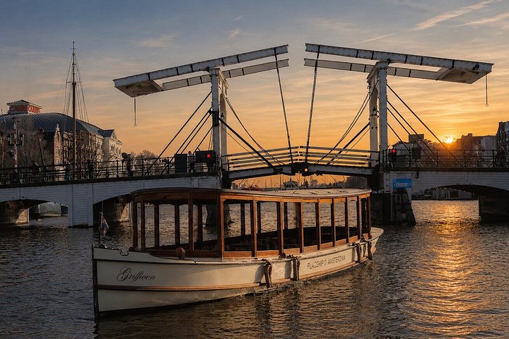 Kvällskryssning på Amsterdams kanaler med upplysta broar och landmärken, foto 12 | wizardtrip