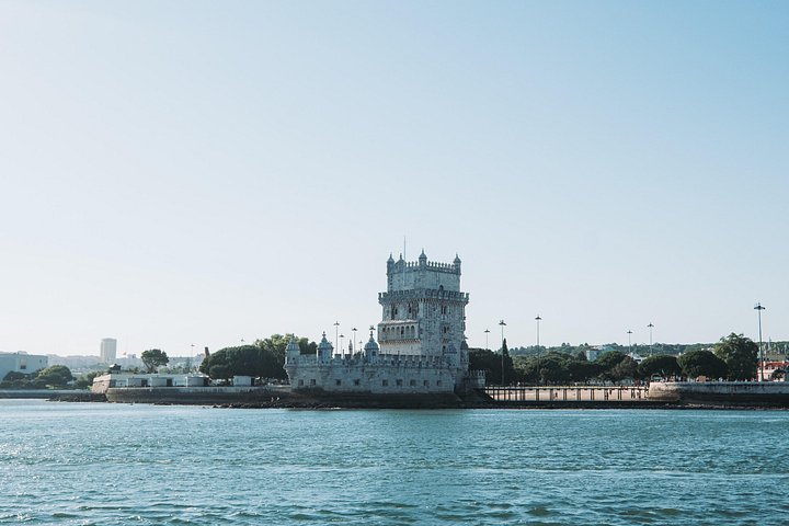 Passeio de barco ao pôr do sol no Rio Tejo em Lisboa, Portugal, com vistas para os monumentos, foto 7 | wizardtrip