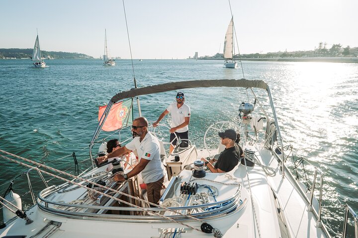 Passeio de barco ao pôr do sol no Rio Tejo em Lisboa, Portugal, com vistas para os monumentos, foto 8 | wizardtrip