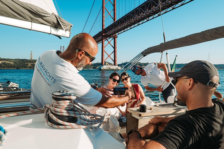 Passeio de barco ao pôr do sol no Rio Tejo em Lisboa, Portugal, com vistas para os monumentos, foto 11 | wizardtrip