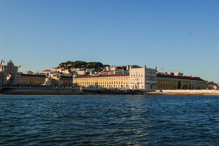 Passeio de barco ao pôr do sol no Rio Tejo em Lisboa, Portugal, com vistas para os monumentos, foto 13 | wizardtrip