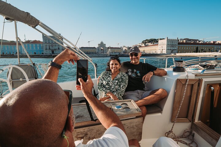 Passeio de barco ao pôr do sol no Rio Tejo em Lisboa, Portugal, com vistas para os monumentos, foto 14 | wizardtrip