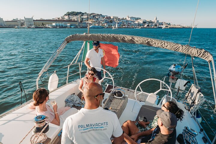 Passeio de barco ao pôr do sol no Rio Tejo em Lisboa, Portugal, com vistas para os monumentos, foto 15 | wizardtrip