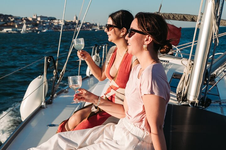 Passeio de barco ao pôr do sol no Rio Tejo em Lisboa, Portugal, com vistas para os monumentos, foto 16 | wizardtrip