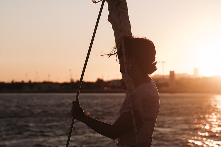 Passeio de barco ao pôr do sol no Rio Tejo em Lisboa, Portugal, com vistas para os monumentos, foto 18 | wizardtrip